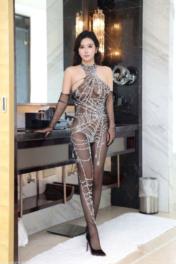    XiuRen秀人网-11076-小肉肉咪-黑色连体丝袜奢华浴室水钻透视美臀诱惑写真第1张图片
