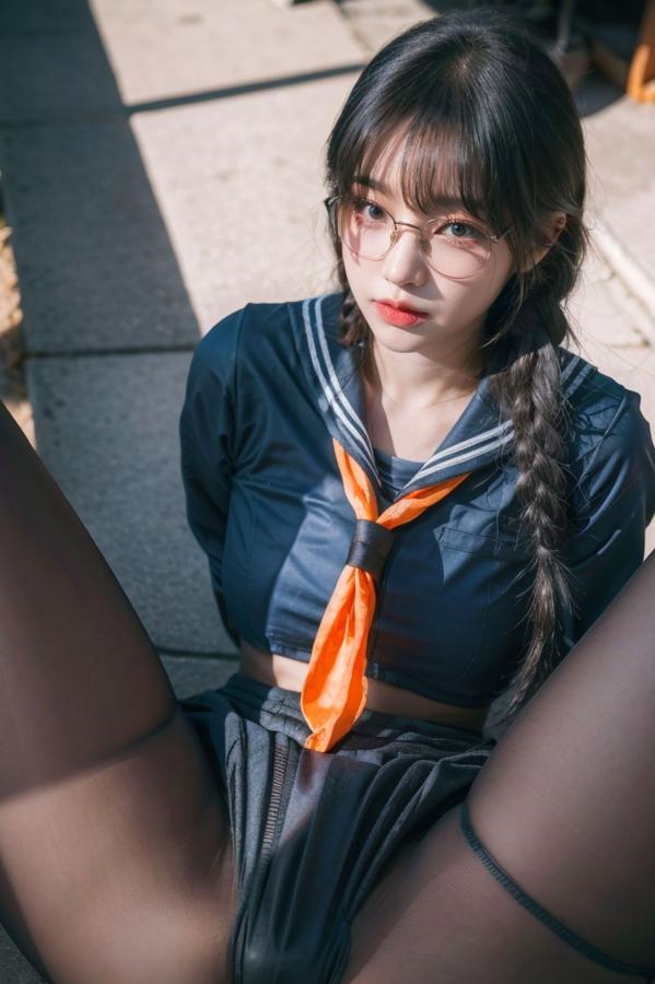    AI美女-拟实-桔色领巾JK女生 户外性感制服大尺度诱惑写真第92张图片