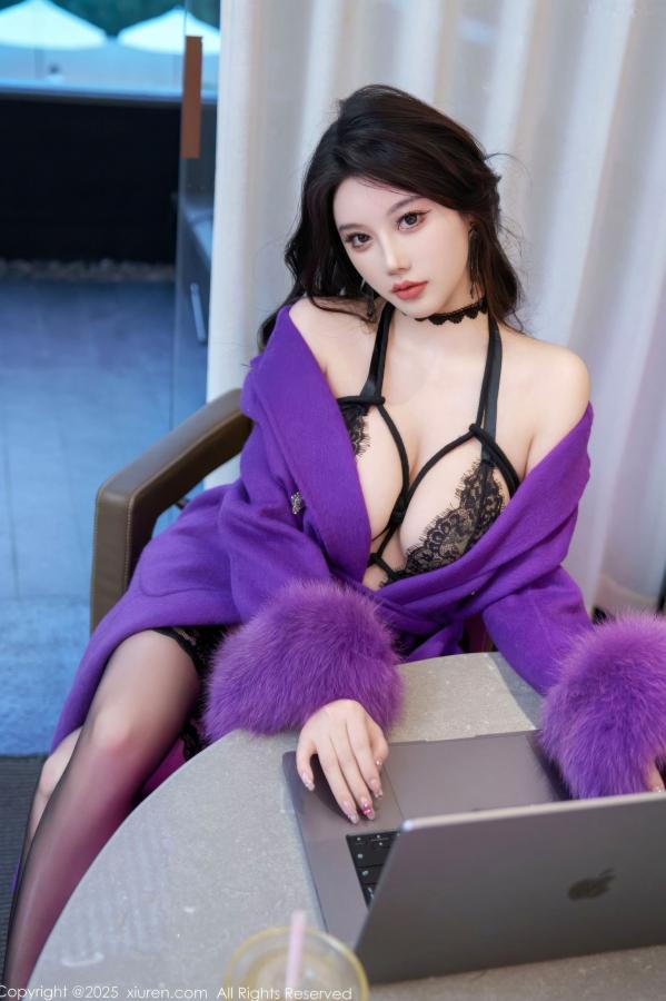    XiuRen秀人网 11063 CHENCHEN 紫色大衣黑蕾丝情趣内衣黑丝 室内冷艳御姐美腿性感写真第19张图片