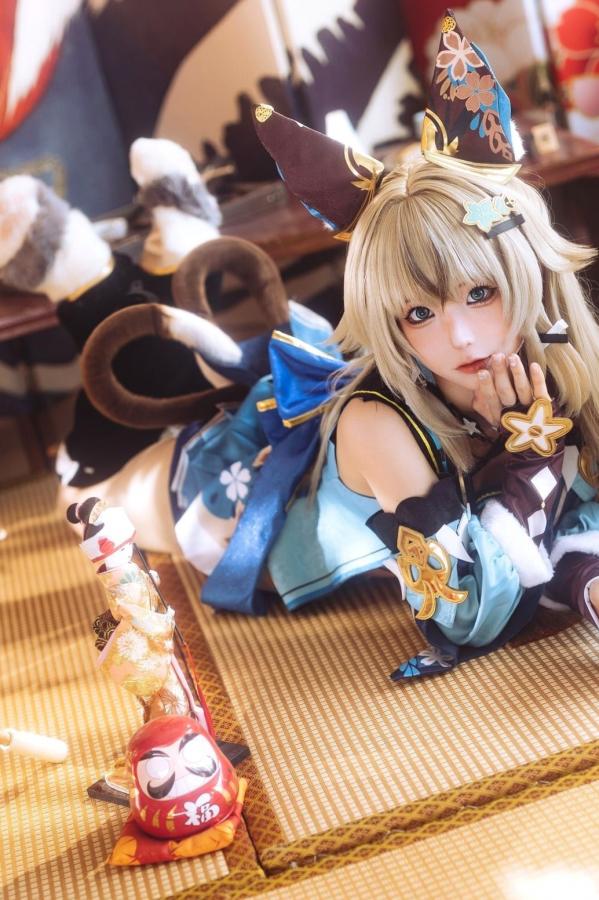 蠢沫沫  蠢沫沫《原神》绮良良Cosplay写真 纸箱猫娘和风枫叶萌系可爱美图第1张图片