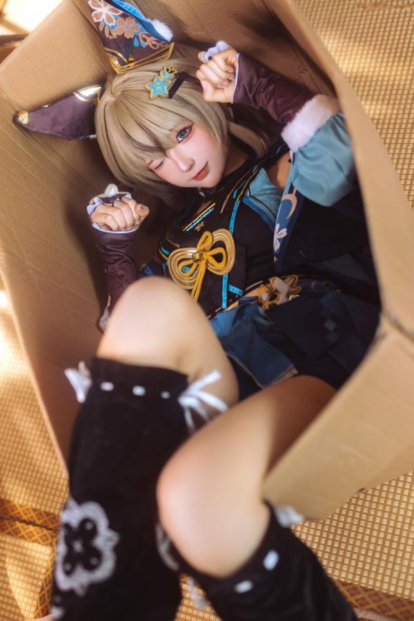 蠢沫沫  蠢沫沫《原神》绮良良Cosplay写真 纸箱猫娘和风枫叶萌系可爱美图第26张图片