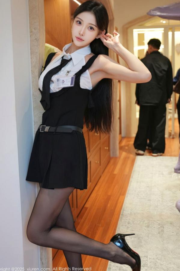 李霜 梨霜儿  XiuRen秀人网-11052-梨霜儿-金允希Yuki-姐妹花黑裙黑丝红色运动服-性感私房美腿诱惑第7张图片