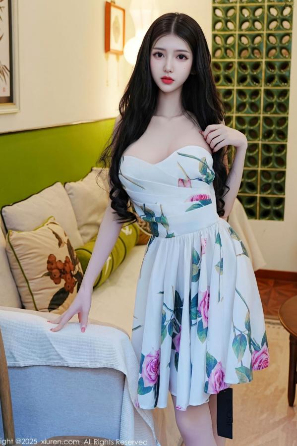    《XiuRen秀人网-11051-白小蝶-浅色连衣短裙肉丝美腿家居私房写真-2025.12.01》第5张图片