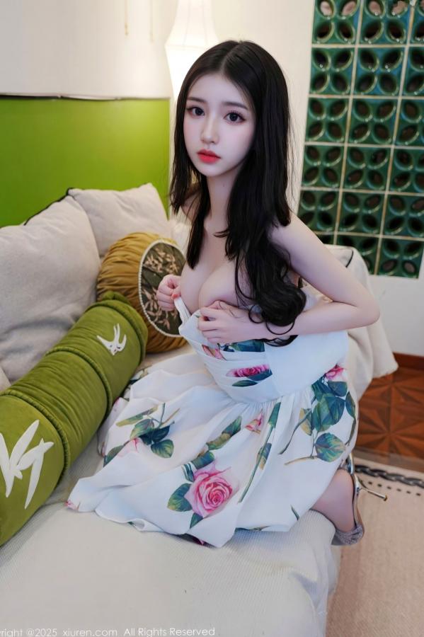    《XiuRen秀人网-11051-白小蝶-浅色连衣短裙肉丝美腿家居私房写真-2025.12.01》第43张图片