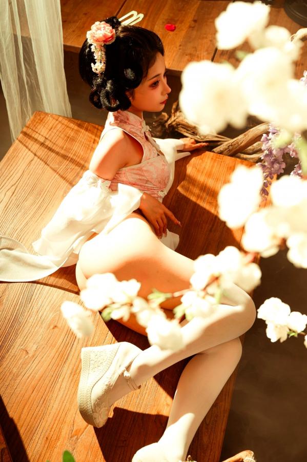 蠢沫沫  《蠢沫沫 - 蔻 少女后庭》国风古韵性感旗袍COS写真 唯美庭院仙气丝袜私房美图第49张图片