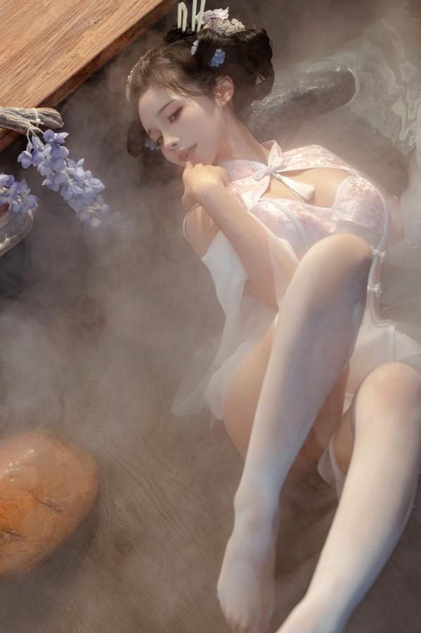 蠢沫沫  《蠢沫沫 - 蔻 少女后庭》国风古韵性感旗袍COS写真 唯美庭院仙气丝袜私房美图第56张图片