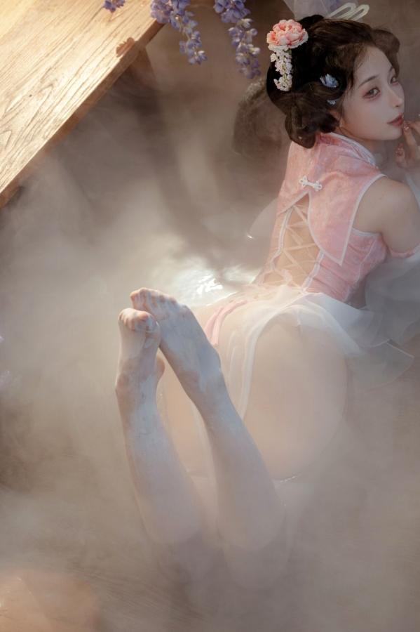蠢沫沫  《蠢沫沫 - 蔻 少女后庭》国风古韵性感旗袍COS写真 唯美庭院仙气丝袜私房美图第61张图片