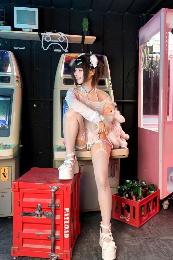 蠢沫沫  《蠢沫沫-娃娃姬》游戏机房性感内衣写真 湿身诱惑与白丝吊带二次元COS第117张图片