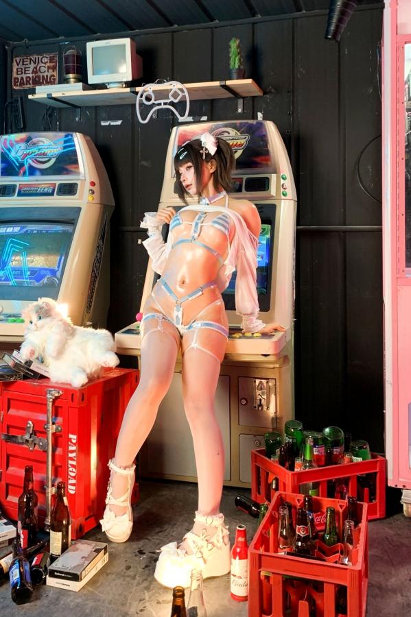 蠢沫沫  《蠢沫沫-娃娃姬》游戏机房性感内衣写真 湿身诱惑与白丝吊带二次元COS第129张图片