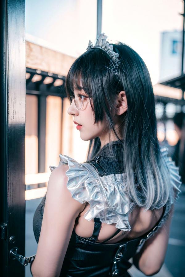    AI美女-拟实-哥特风眼镜女仆 极品爆乳皮革制服黑丝性感诱惑写真第16张图片