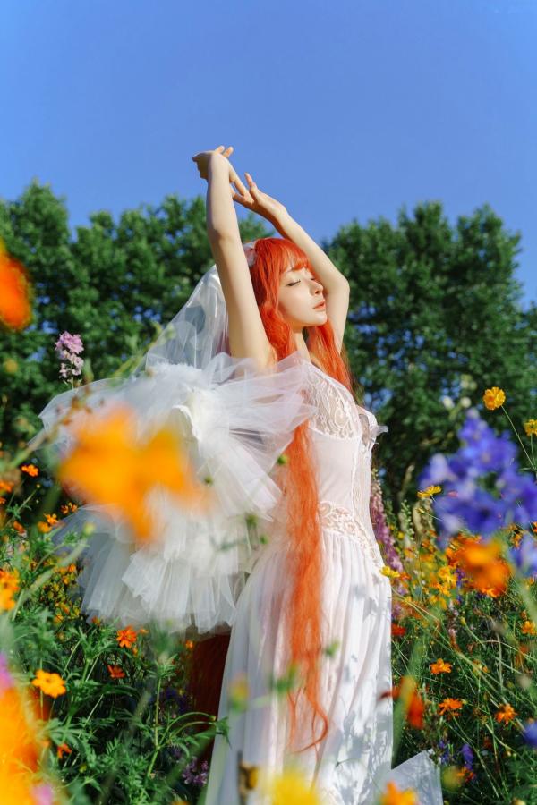 蠢沫沫  蠢沫沫-花丛婚纱 户外唯美仙女写真 纯欲白色婚纱角色扮演第11张图片
