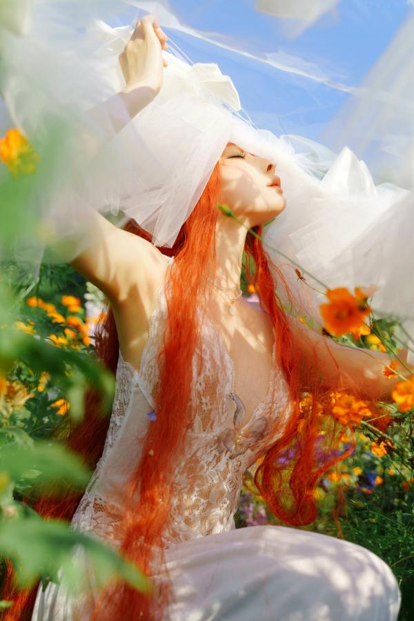 蠢沫沫  蠢沫沫-花丛婚纱 户外唯美仙女写真 纯欲白色婚纱角色扮演第12张图片