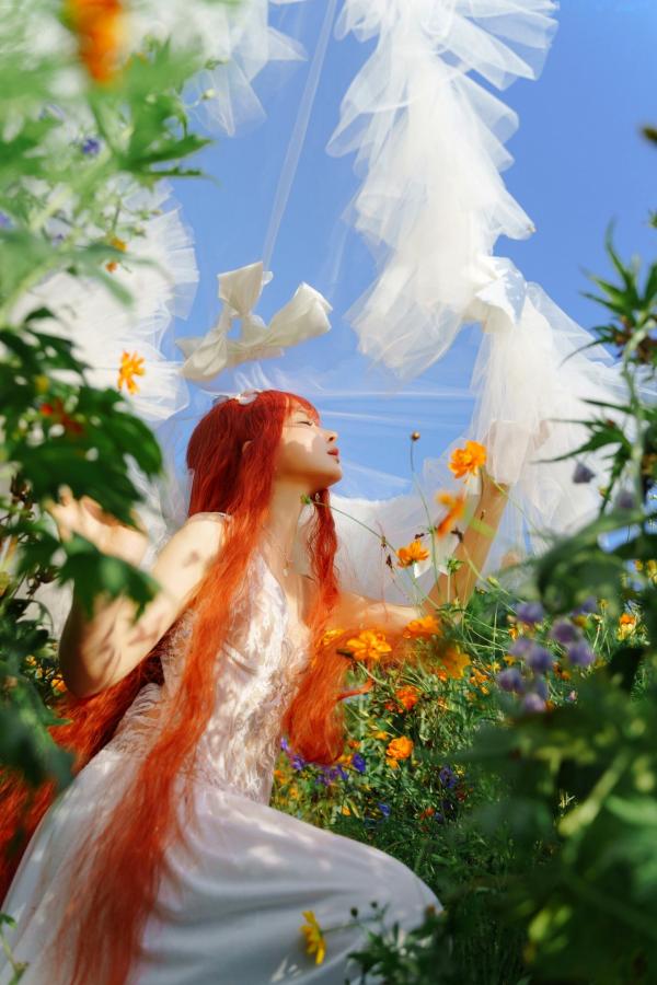 蠢沫沫  蠢沫沫-花丛婚纱 户外唯美仙女写真 纯欲白色婚纱角色扮演第13张图片