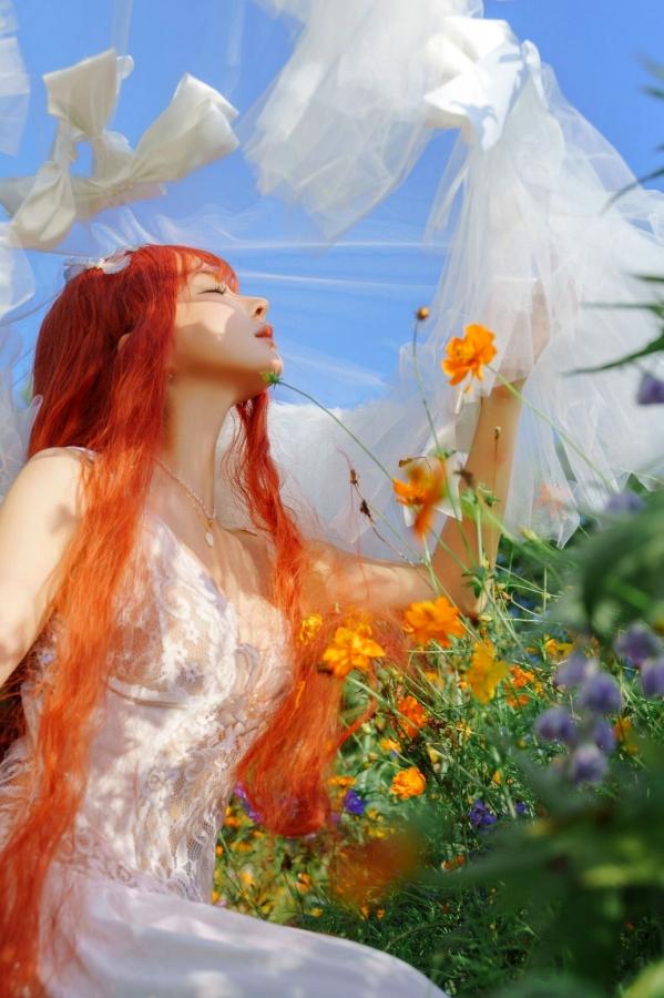 蠢沫沫  蠢沫沫-花丛婚纱 户外唯美仙女写真 纯欲白色婚纱角色扮演第14张图片