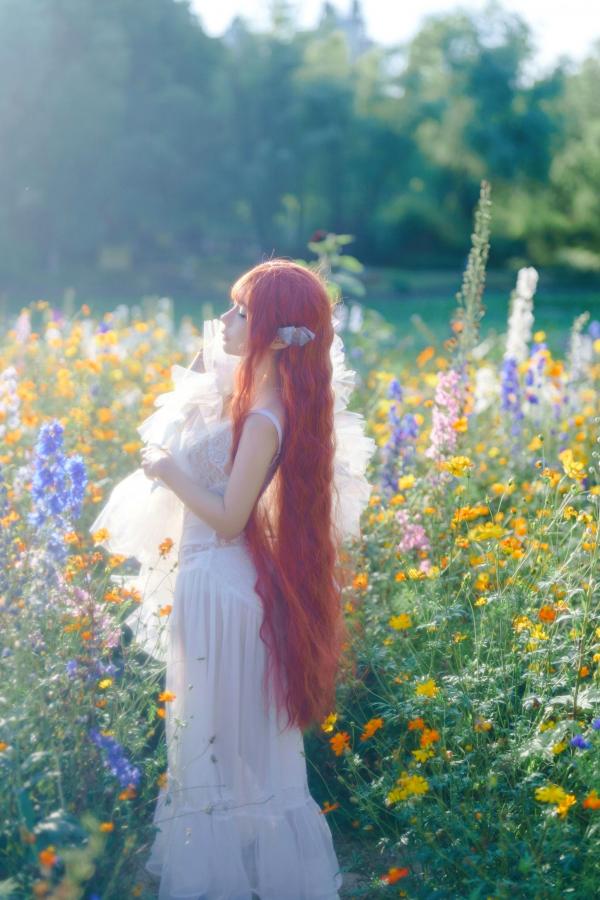 蠢沫沫  蠢沫沫-花丛婚纱 户外唯美仙女写真 纯欲白色婚纱角色扮演第15张图片