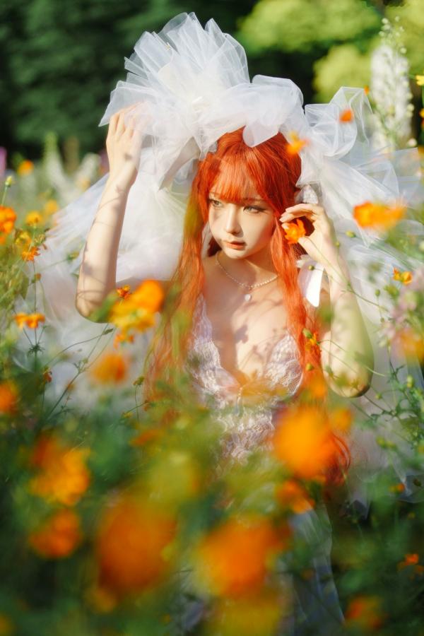 蠢沫沫  蠢沫沫-花丛婚纱 户外唯美仙女写真 纯欲白色婚纱角色扮演第16张图片