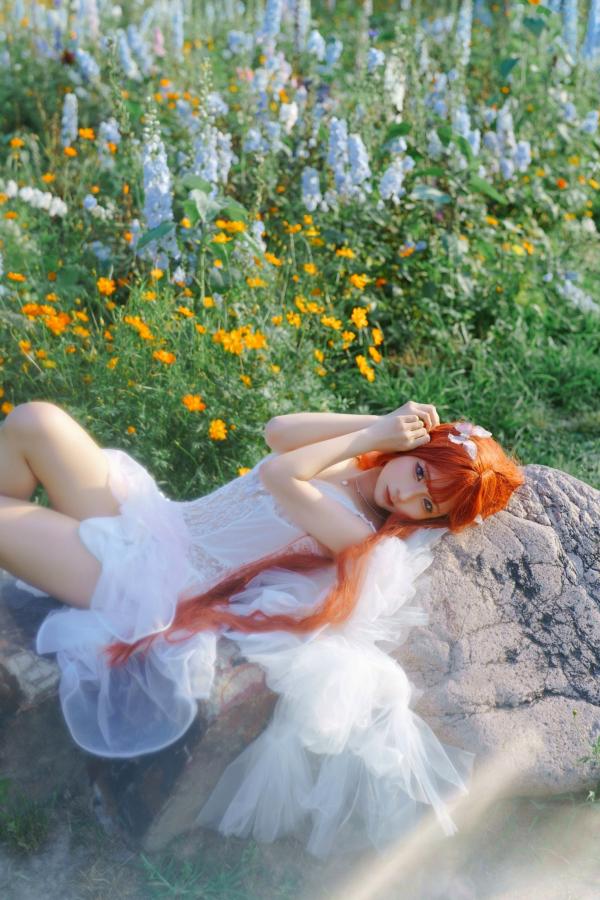 蠢沫沫  蠢沫沫-花丛婚纱 户外唯美仙女写真 纯欲白色婚纱角色扮演第19张图片