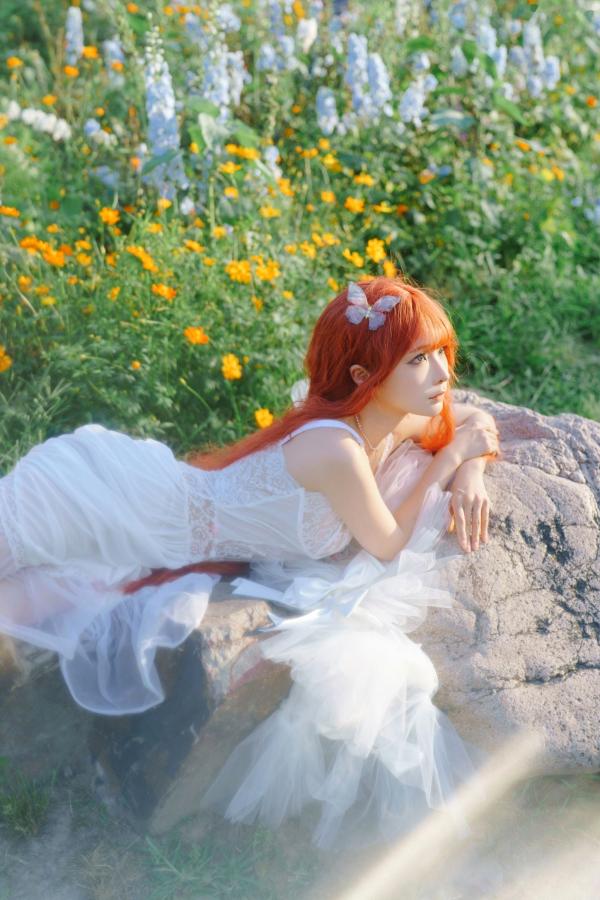 蠢沫沫  蠢沫沫-花丛婚纱 户外唯美仙女写真 纯欲白色婚纱角色扮演第21张图片