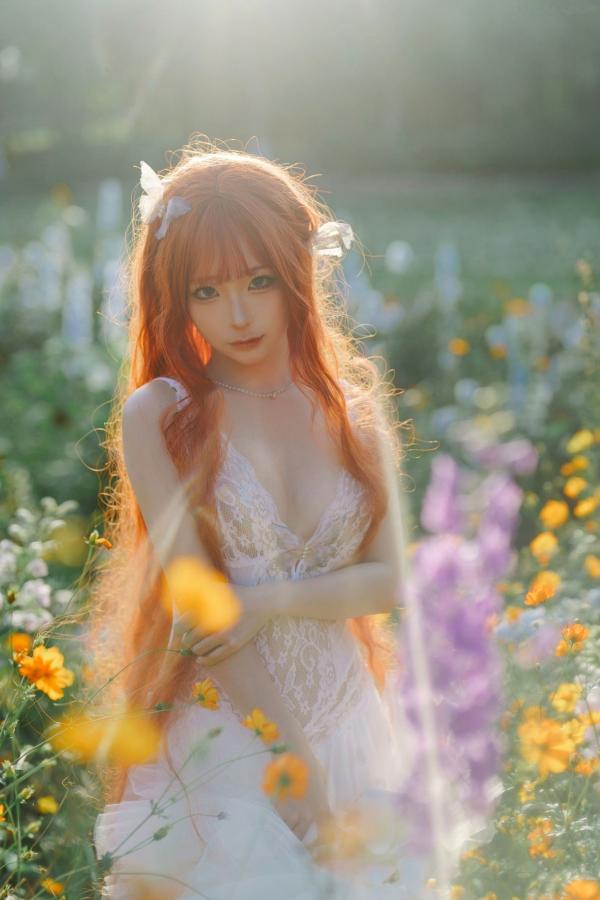 蠢沫沫  蠢沫沫-花丛婚纱 户外唯美仙女写真 纯欲白色婚纱角色扮演第25张图片
