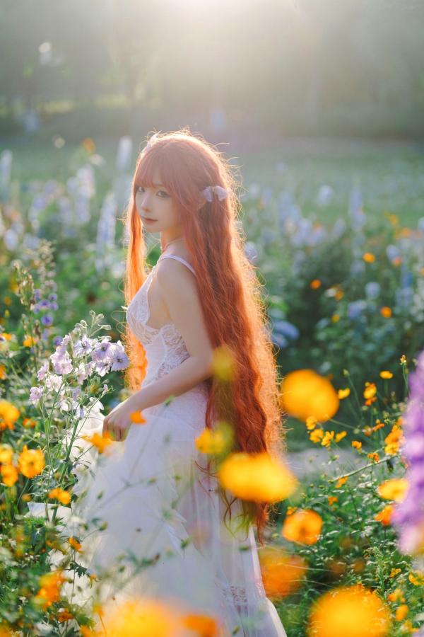 蠢沫沫  蠢沫沫-花丛婚纱 户外唯美仙女写真 纯欲白色婚纱角色扮演第26张图片