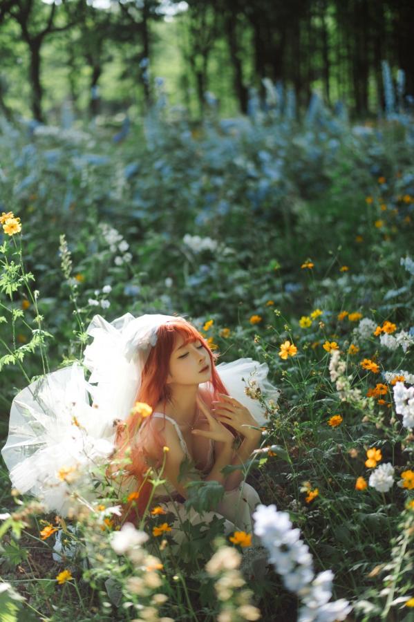 蠢沫沫  蠢沫沫-花丛婚纱 户外唯美仙女写真 纯欲白色婚纱角色扮演第35张图片