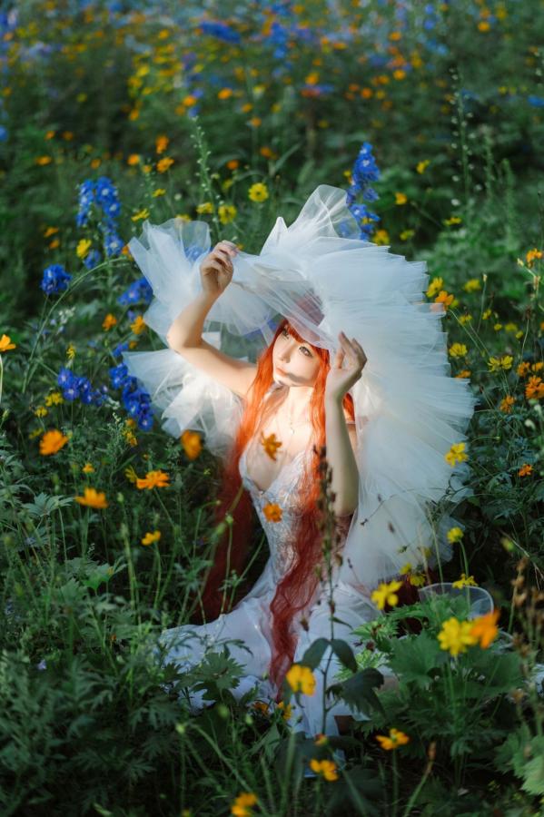 蠢沫沫  蠢沫沫-花丛婚纱 户外唯美仙女写真 纯欲白色婚纱角色扮演第41张图片