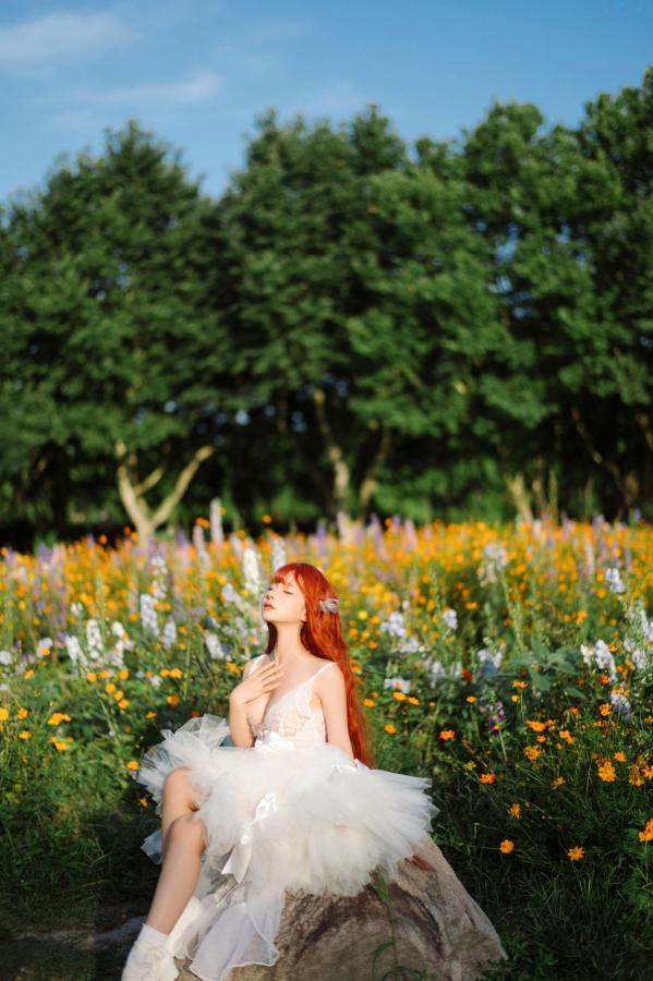 蠢沫沫  蠢沫沫-花丛婚纱 户外唯美仙女写真 纯欲白色婚纱角色扮演第43张图片