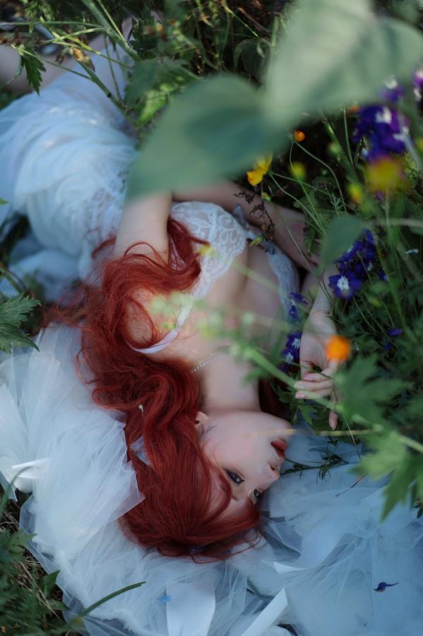 蠢沫沫  蠢沫沫-花丛婚纱 户外唯美仙女写真 纯欲白色婚纱角色扮演第45张图片