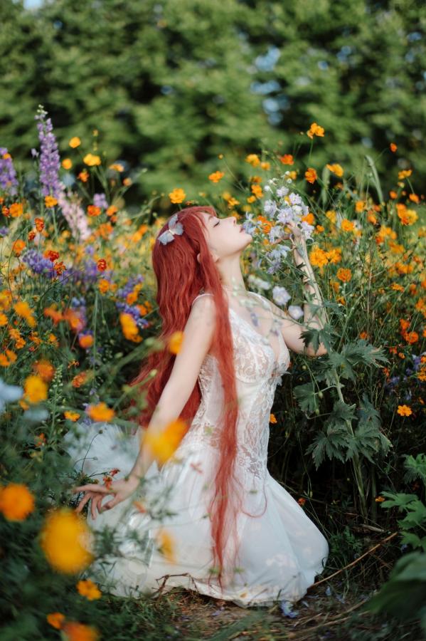 蠢沫沫  蠢沫沫-花丛婚纱 户外唯美仙女写真 纯欲白色婚纱角色扮演第46张图片