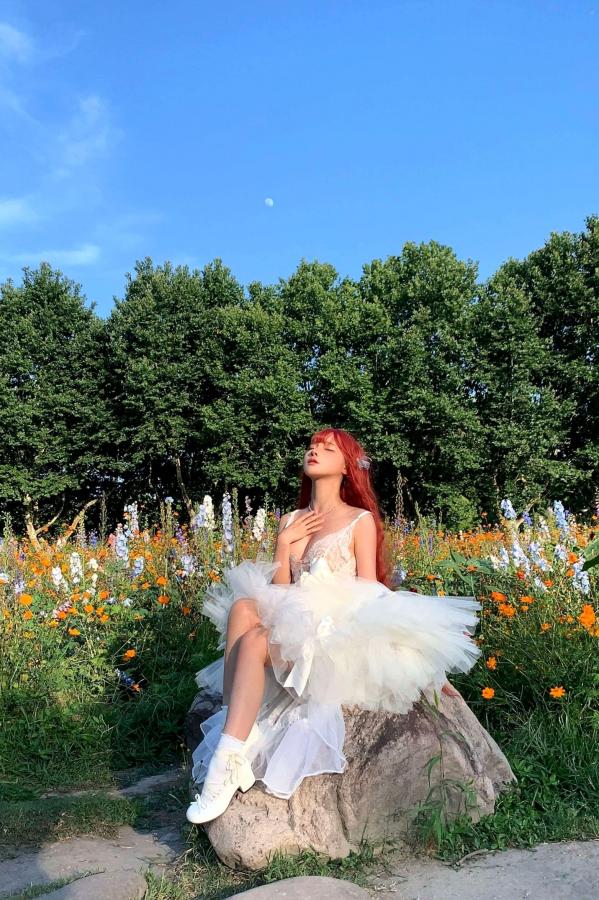 蠢沫沫  蠢沫沫-花丛婚纱 户外唯美仙女写真 纯欲白色婚纱角色扮演第47张图片