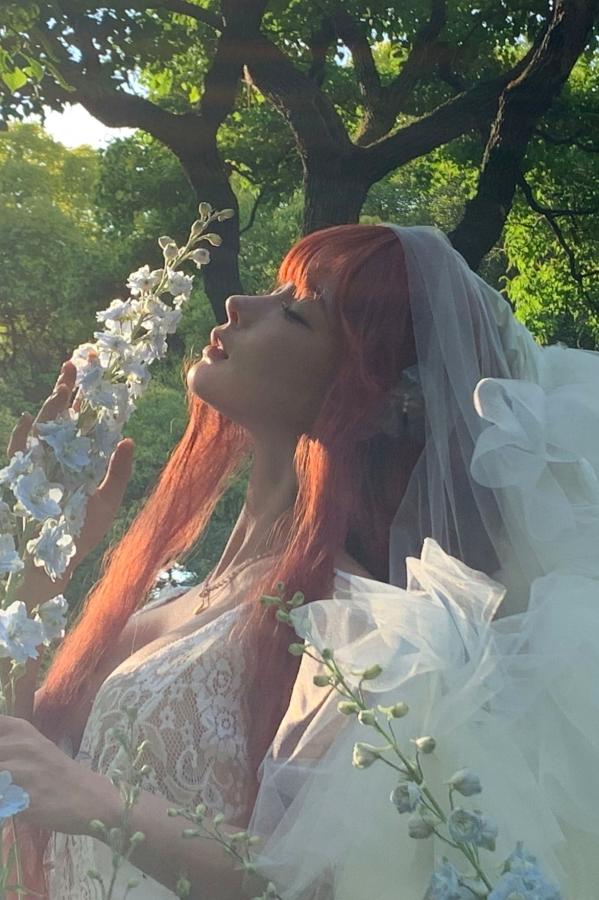 蠢沫沫  蠢沫沫-花丛婚纱 户外唯美仙女写真 纯欲白色婚纱角色扮演第48张图片