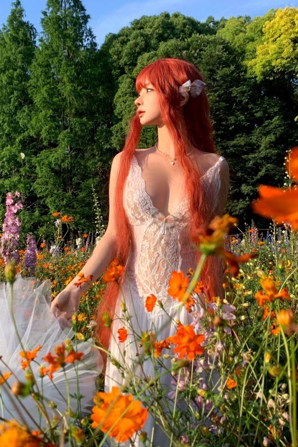 蠢沫沫  蠢沫沫-花丛婚纱 户外唯美仙女写真 纯欲白色婚纱角色扮演第52张图片