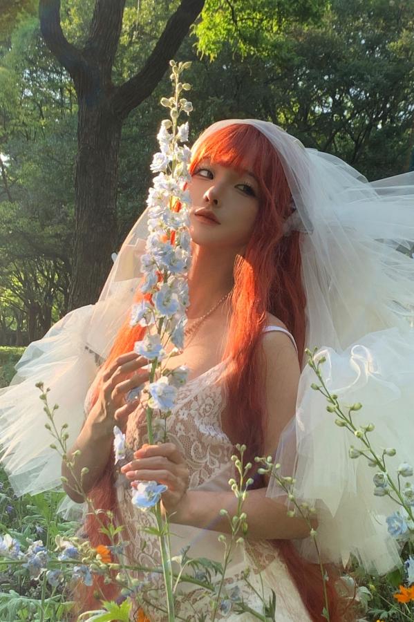 蠢沫沫  蠢沫沫-花丛婚纱 户外唯美仙女写真 纯欲白色婚纱角色扮演第53张图片