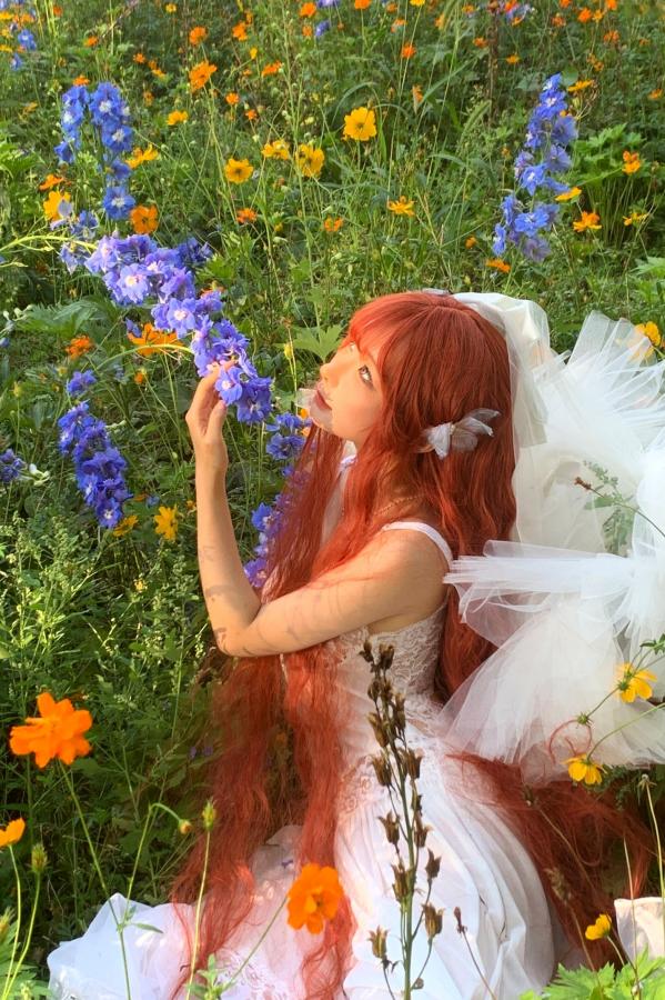 蠢沫沫  蠢沫沫-花丛婚纱 户外唯美仙女写真 纯欲白色婚纱角色扮演第55张图片
