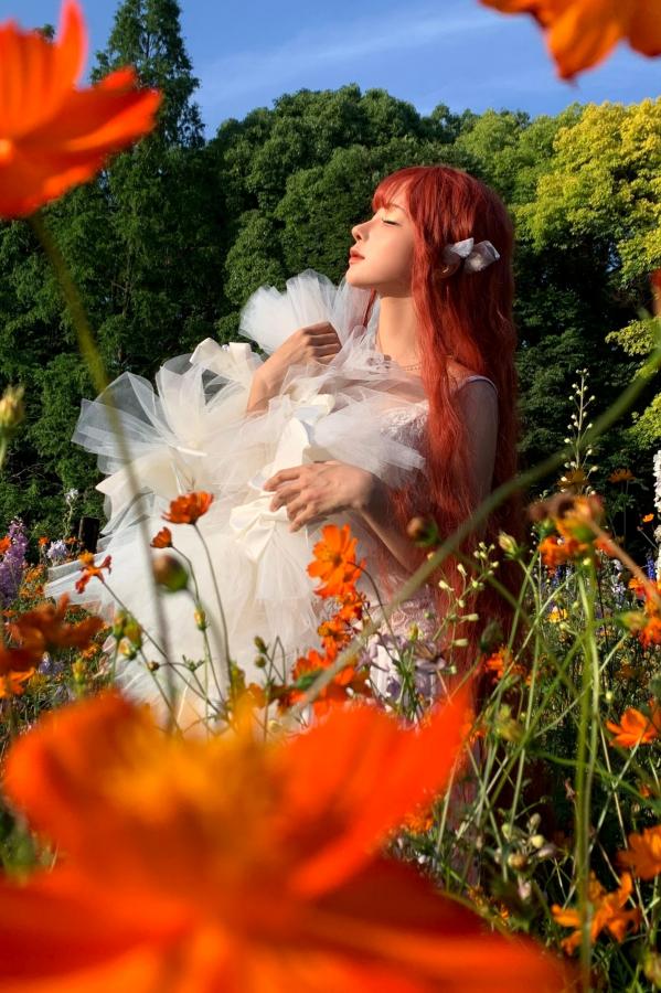 蠢沫沫  蠢沫沫-花丛婚纱 户外唯美仙女写真 纯欲白色婚纱角色扮演第61张图片