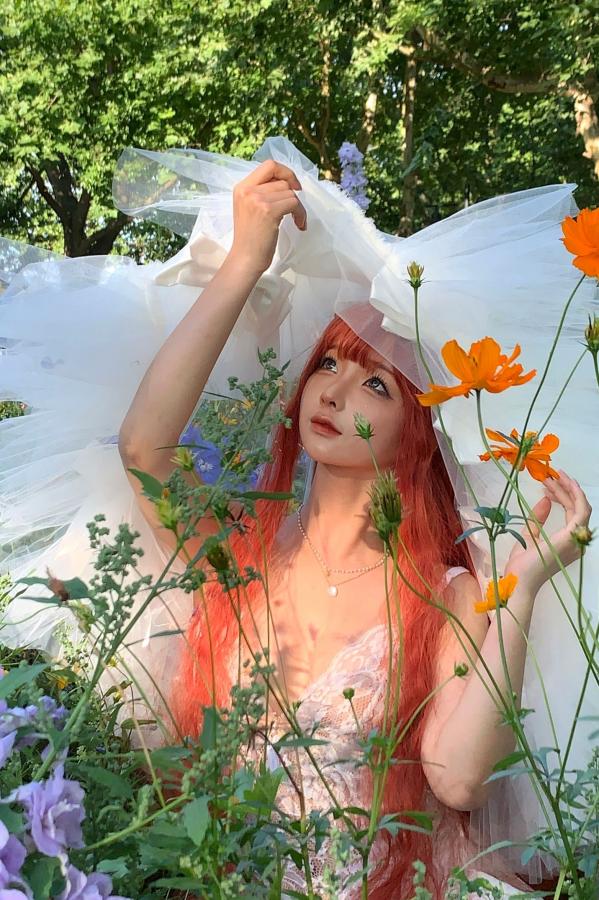 蠢沫沫  蠢沫沫-花丛婚纱 户外唯美仙女写真 纯欲白色婚纱角色扮演第64张图片