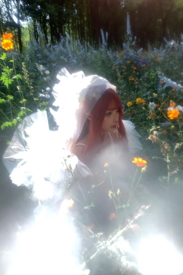 蠢沫沫  蠢沫沫-花丛婚纱 户外唯美仙女写真 纯欲白色婚纱角色扮演第65张图片