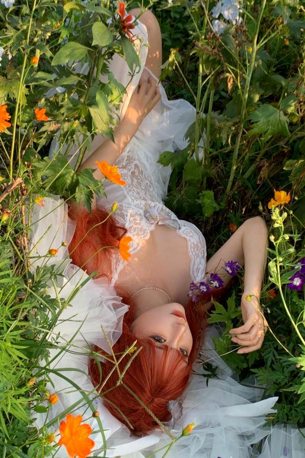 蠢沫沫  蠢沫沫-花丛婚纱 户外唯美仙女写真 纯欲白色婚纱角色扮演第67张图片