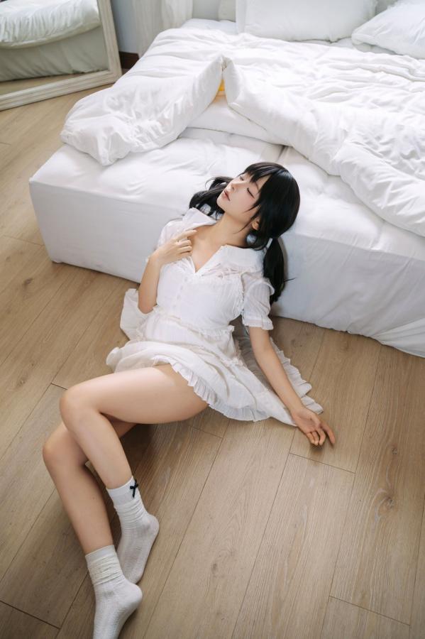 蠢沫沫  《蠢沫沫-8月写真合集-1》日系家居白裙少女私房治愈写真第28张图片