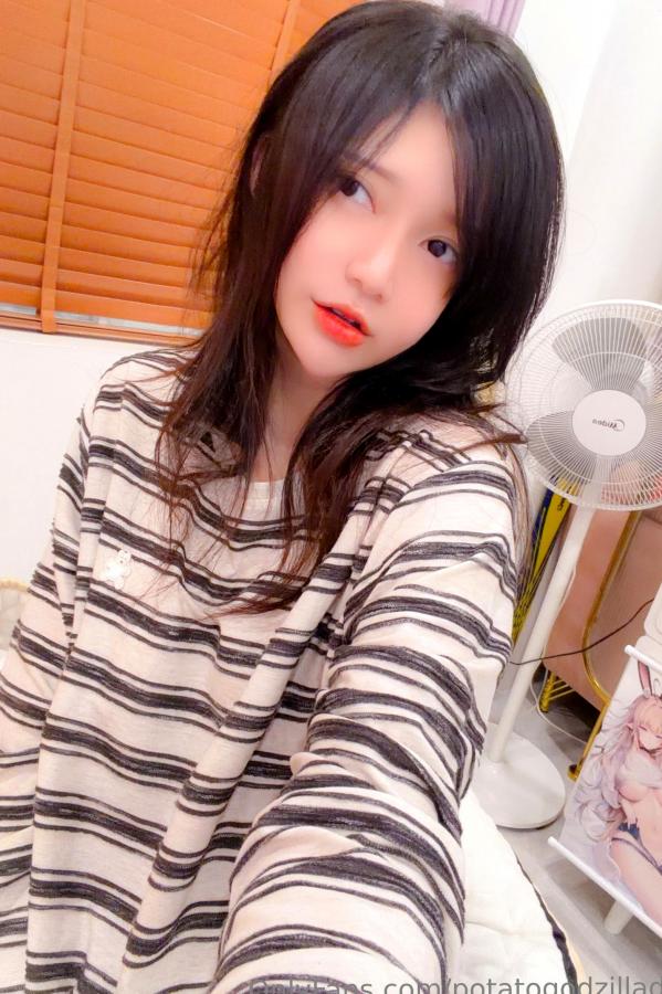 Potato Godzilla  Potato Godzilla 居家眼镜娘私房性感诱惑写真集第1张图片
