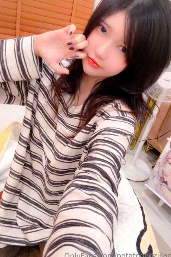Potato Godzilla  Potato Godzilla 居家眼镜娘私房性感诱惑写真集第2张图片