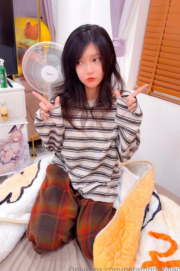 Potato Godzilla  Potato Godzilla 居家眼镜娘私房性感诱惑写真集第3张图片