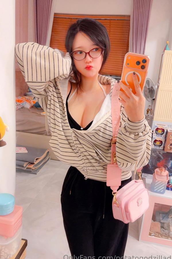 Potato Godzilla  Potato Godzilla 居家眼镜娘私房性感诱惑写真集第5张图片