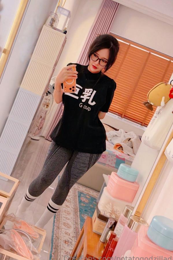 Potato Godzilla  Potato Godzilla 居家眼镜娘私房性感诱惑写真集第16张图片