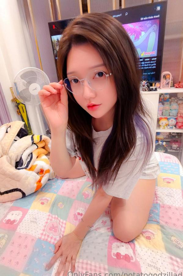 Potato Godzilla  Potato Godzilla 居家眼镜娘私房性感诱惑写真集第24张图片