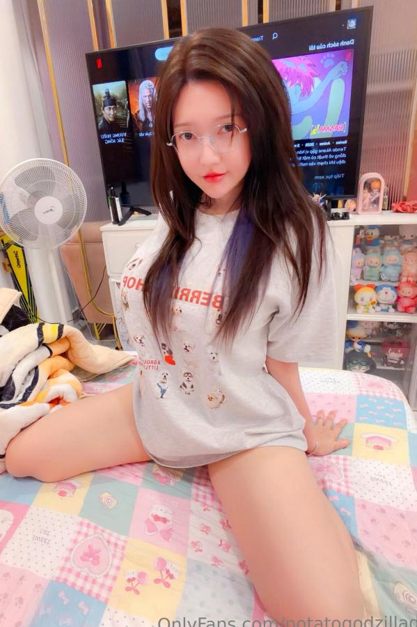 Potato Godzilla  Potato Godzilla 居家眼镜娘私房性感诱惑写真集第25张图片