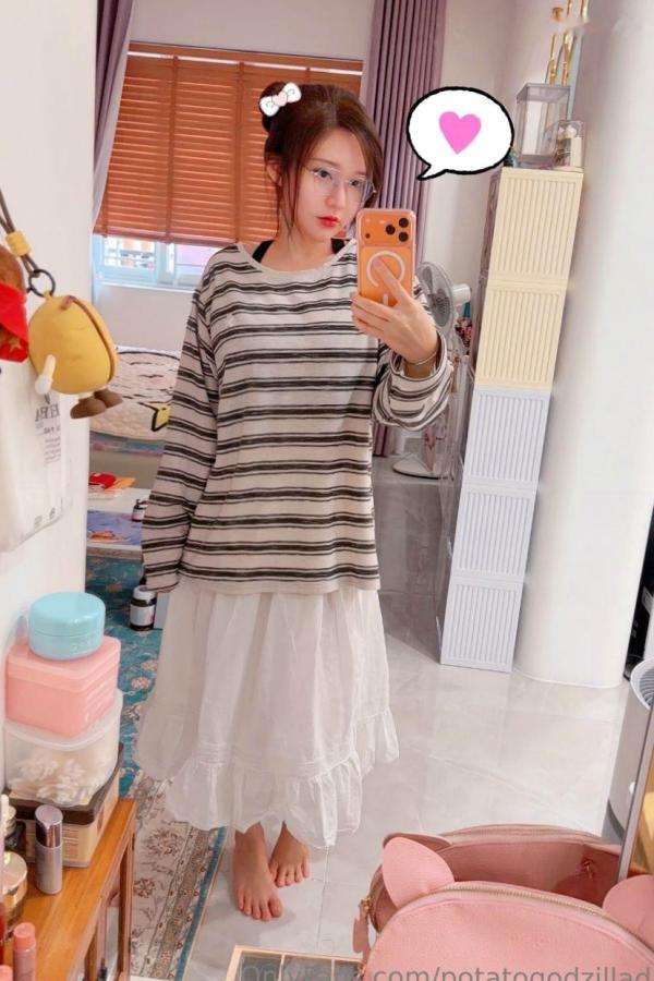 Potato Godzilla  Potato Godzilla 居家眼镜娘私房性感诱惑写真集第29张图片
