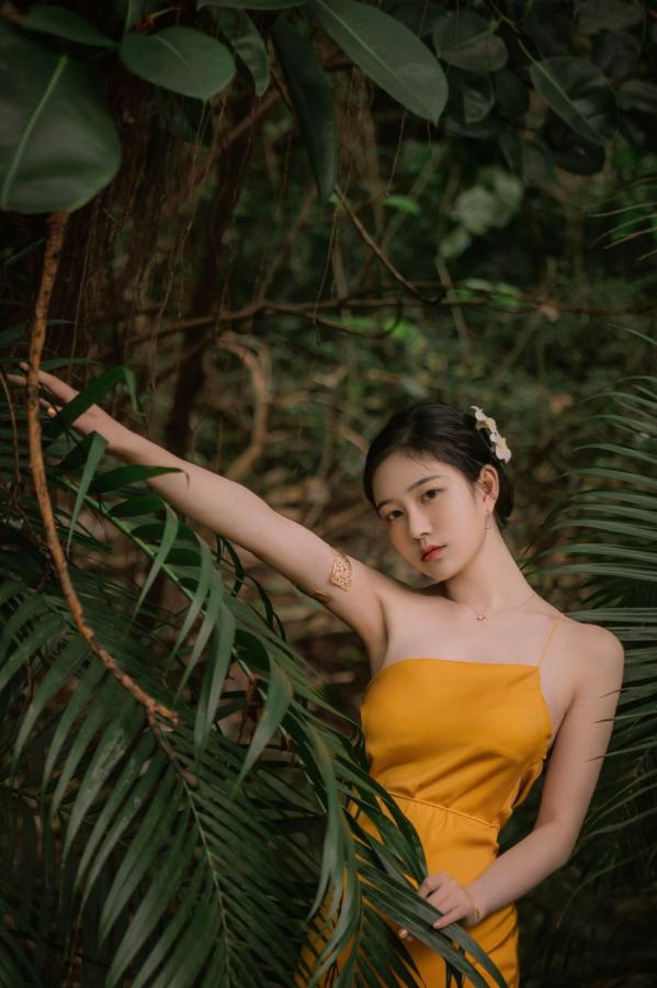   年年-蒹葭 黄色缎面吊带长裙优雅室内私房写真第4张图片