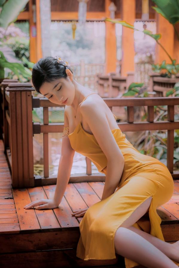   年年-蒹葭 黄色缎面吊带长裙优雅室内私房写真第9张图片