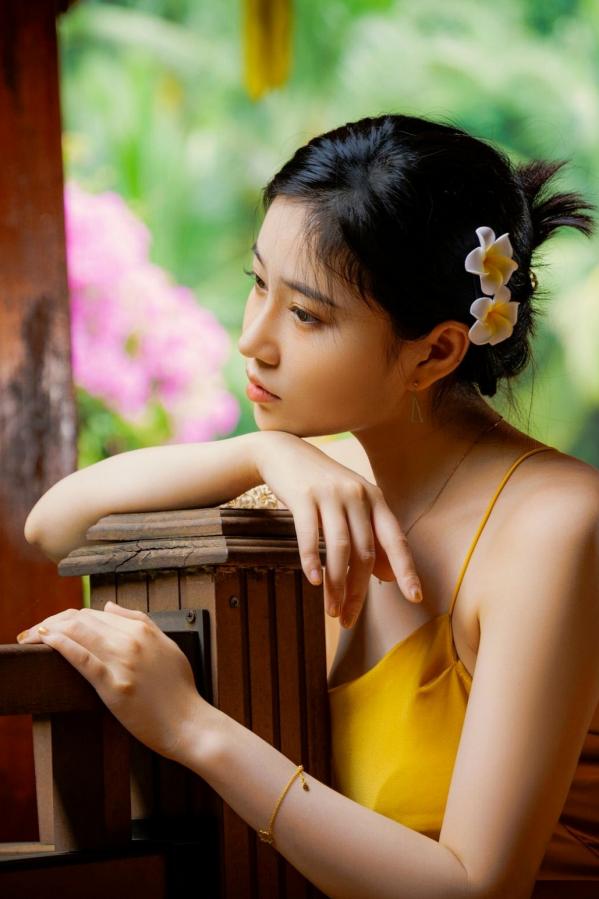   年年-蒹葭 黄色缎面吊带长裙优雅室内私房写真第14张图片